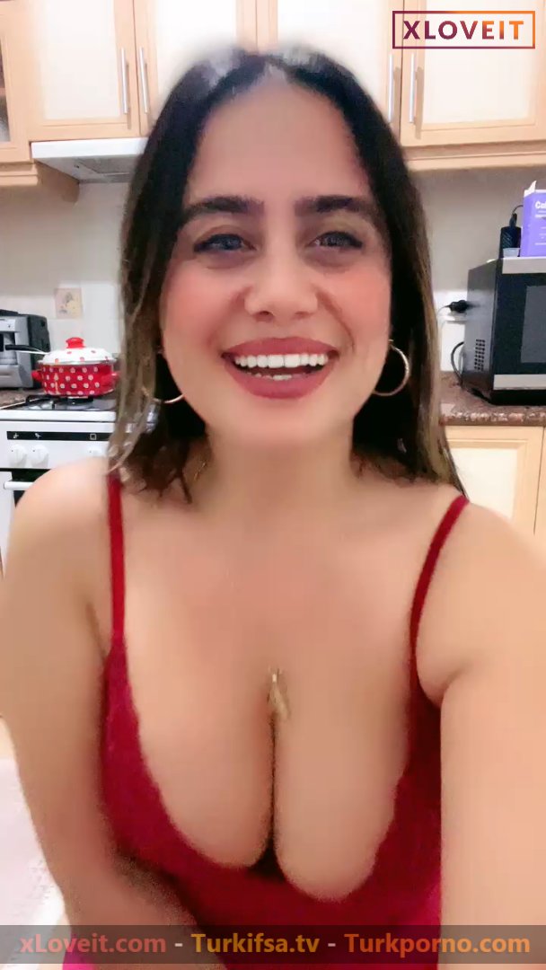 Ayşe Elbi ifşa Kırmızı gecelik büyük memeler yayında